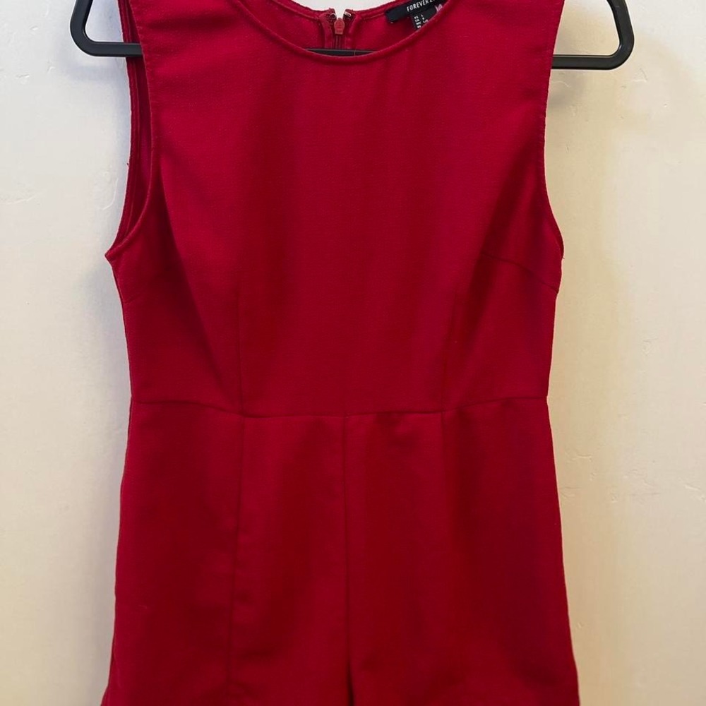 Forever 21 ladies red jumper‎ see pics for measurements/minor flaw size large